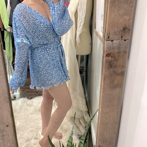 C/MEO COLLECTIVE so settled romper in blue ditsy floral size small - Picture 7 of 16